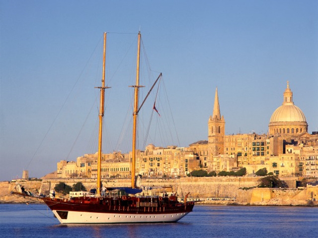 船とマルタの首都バレッタ