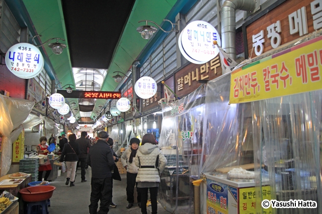 中央市民伝統市場のメイン通り。両脇にキムチ餃子の店が並ぶ