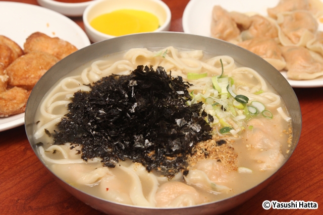 あっさり味のカルマンドゥクッ（餃子入りの手打ちうどん）