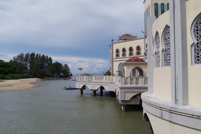 ペナン島タンジュンブンガの水上モスク