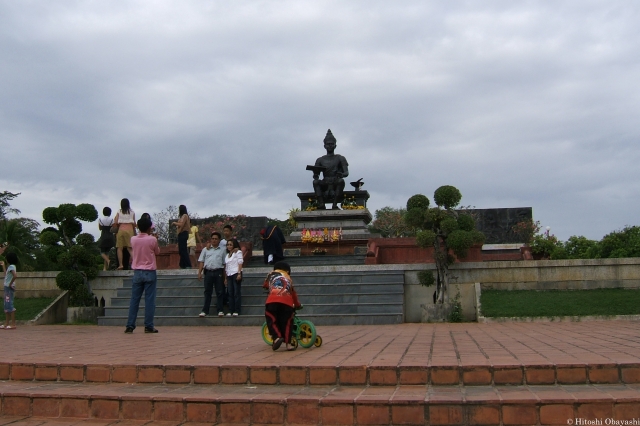 スコータイ遺跡公園のラームカムヘーン大王像