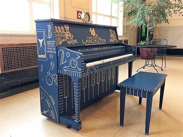 Piano of the Lancaster Hotel 