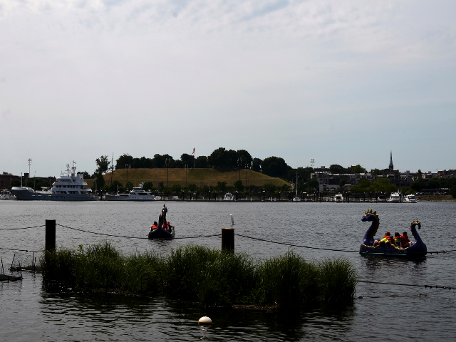 インナーハーバーで対岸のFort McHenry を臨む