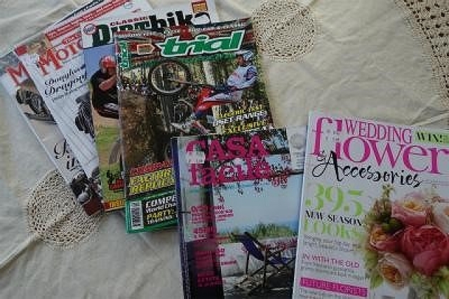 おしゃれな雑誌や小説を学校から貸出してもらうことができます