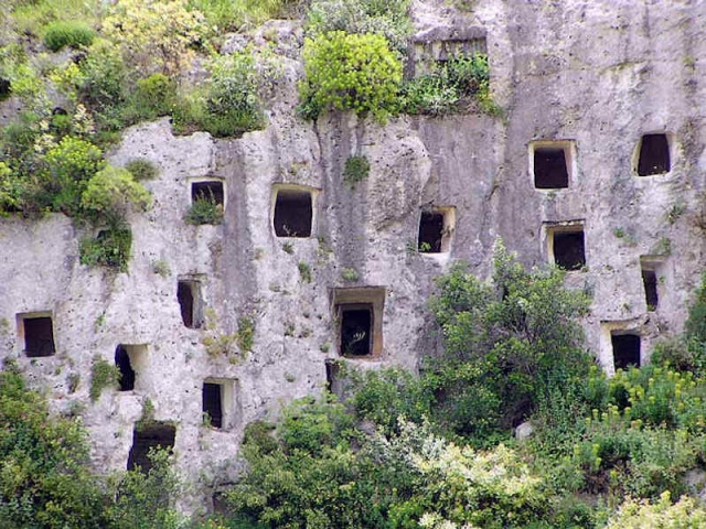 パンタリカの岸壁墳墓群