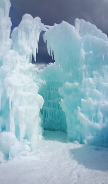 冬の澄んだ青空と氷の白い輝きのコントラストが非常にきれいな光景