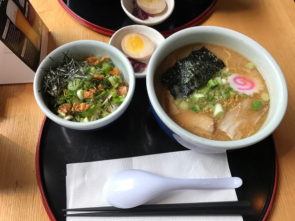 トロントの日本人街で食べたラーメン