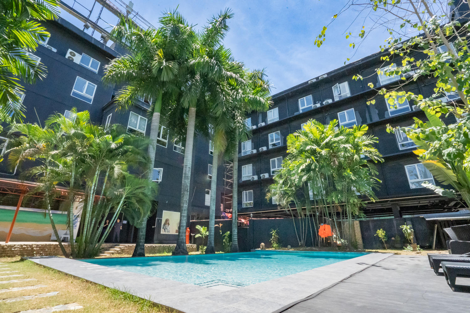 ホテル寮外観・プール