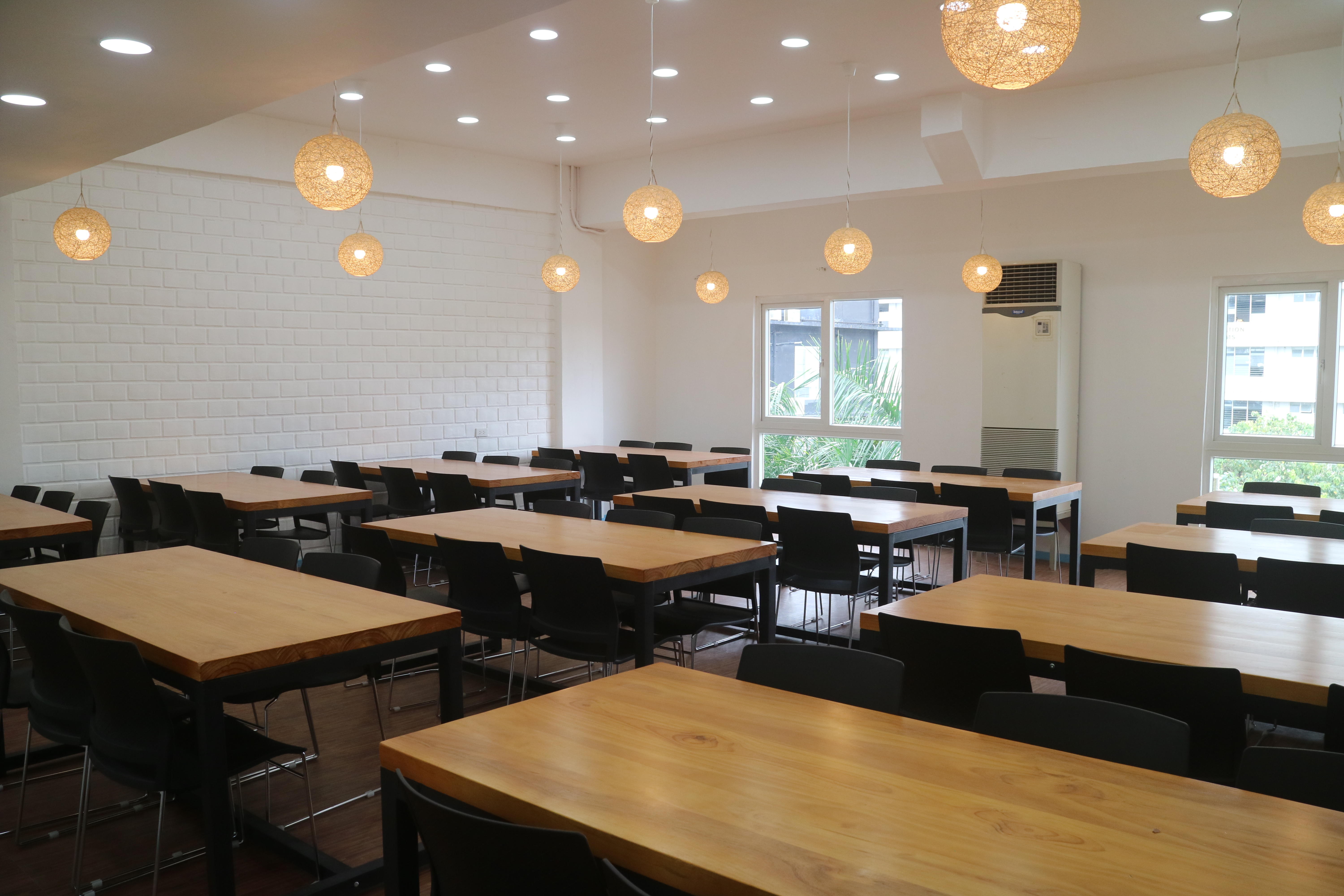 カフェテリアまたはダイニングルーム<