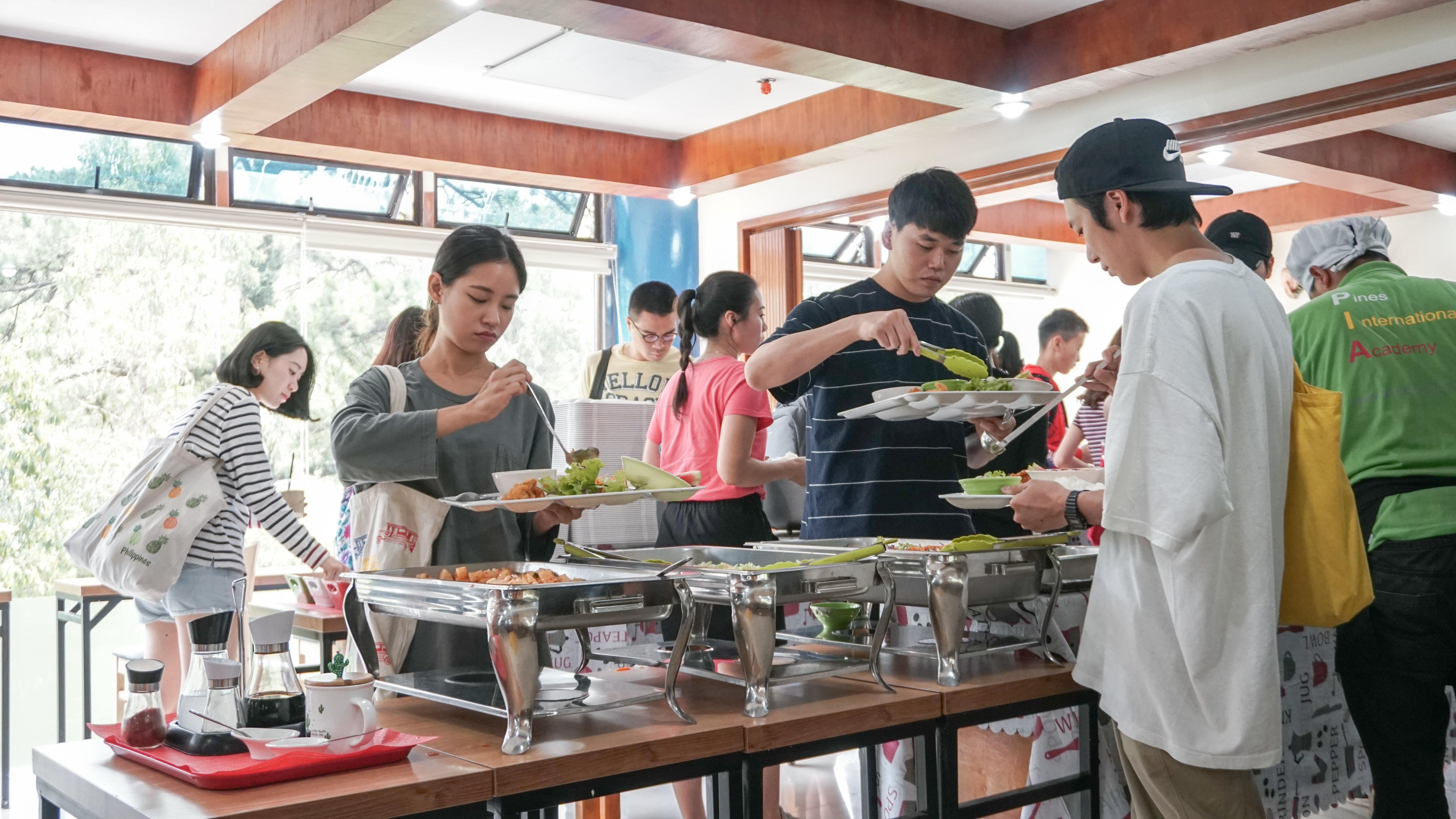 バイキング形式の食事