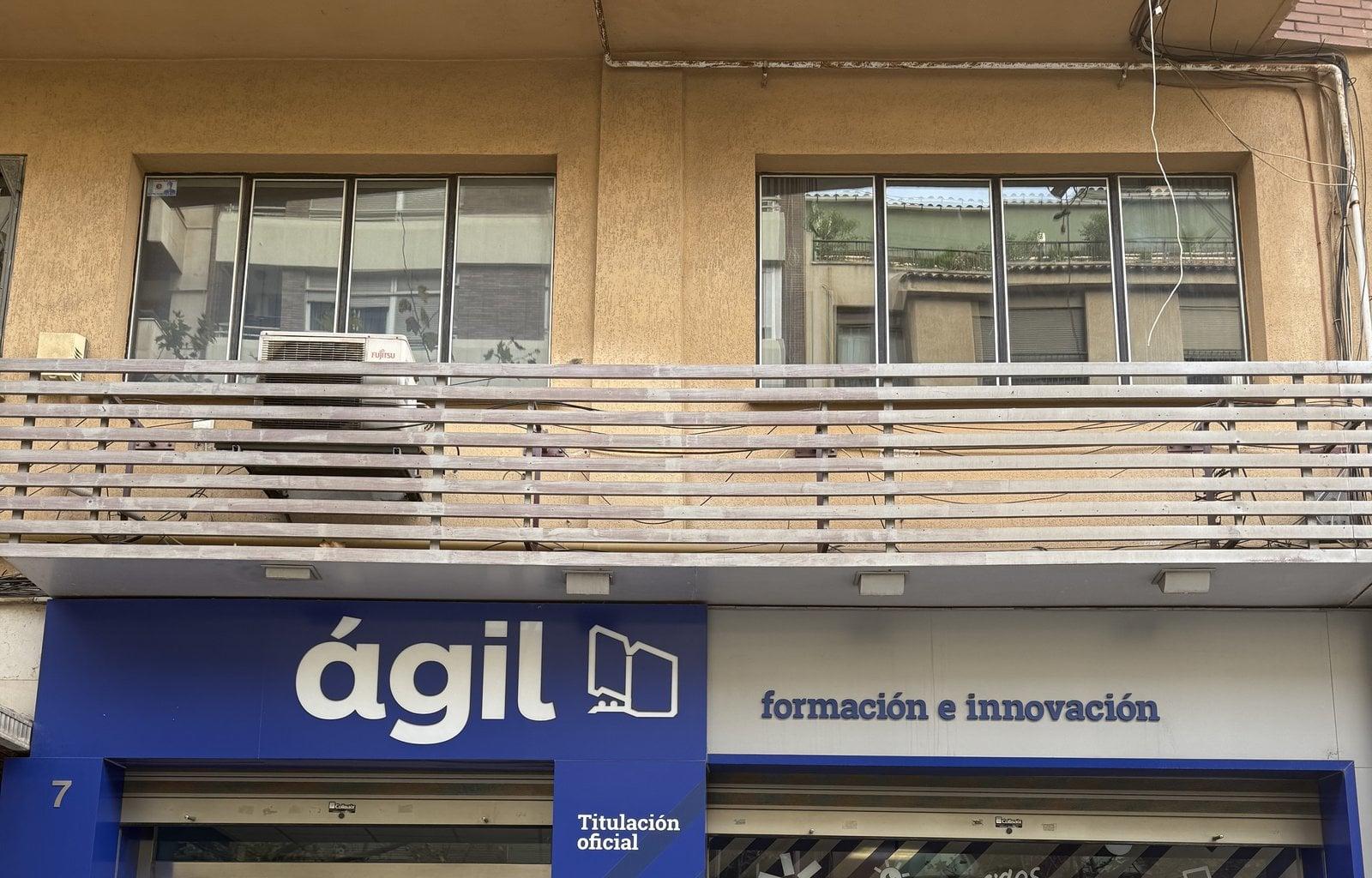 ágil Spanish Institute訪問時に撮影した、青い看板が目印の校舎外観