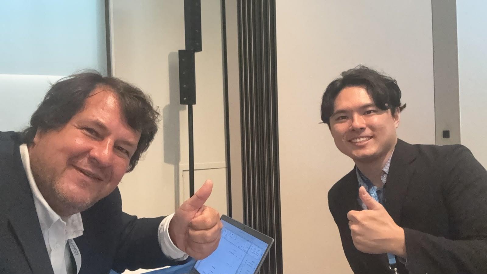 Enforex マドリード校で、創業者と成功する留学の代表が面談した際の写真