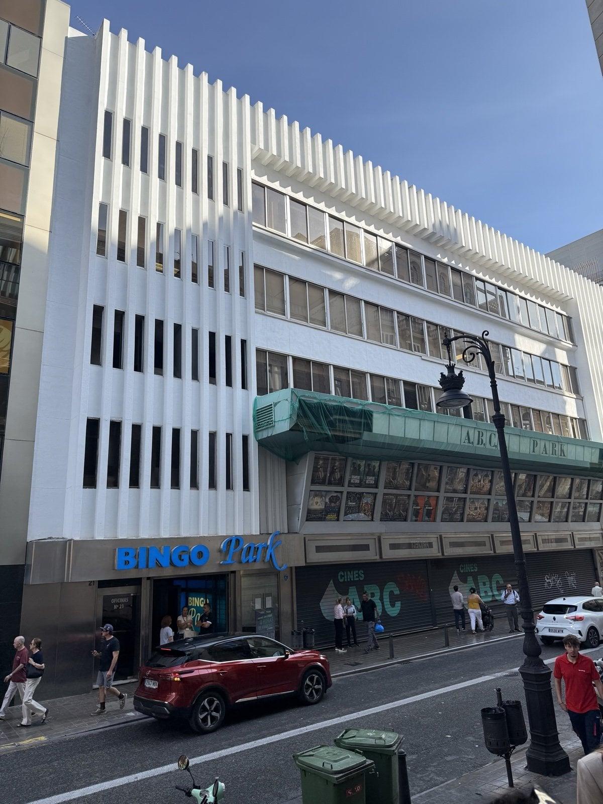Euroace バレンシア訪問時に撮影した、市中心部の通りに面した校舎の建物