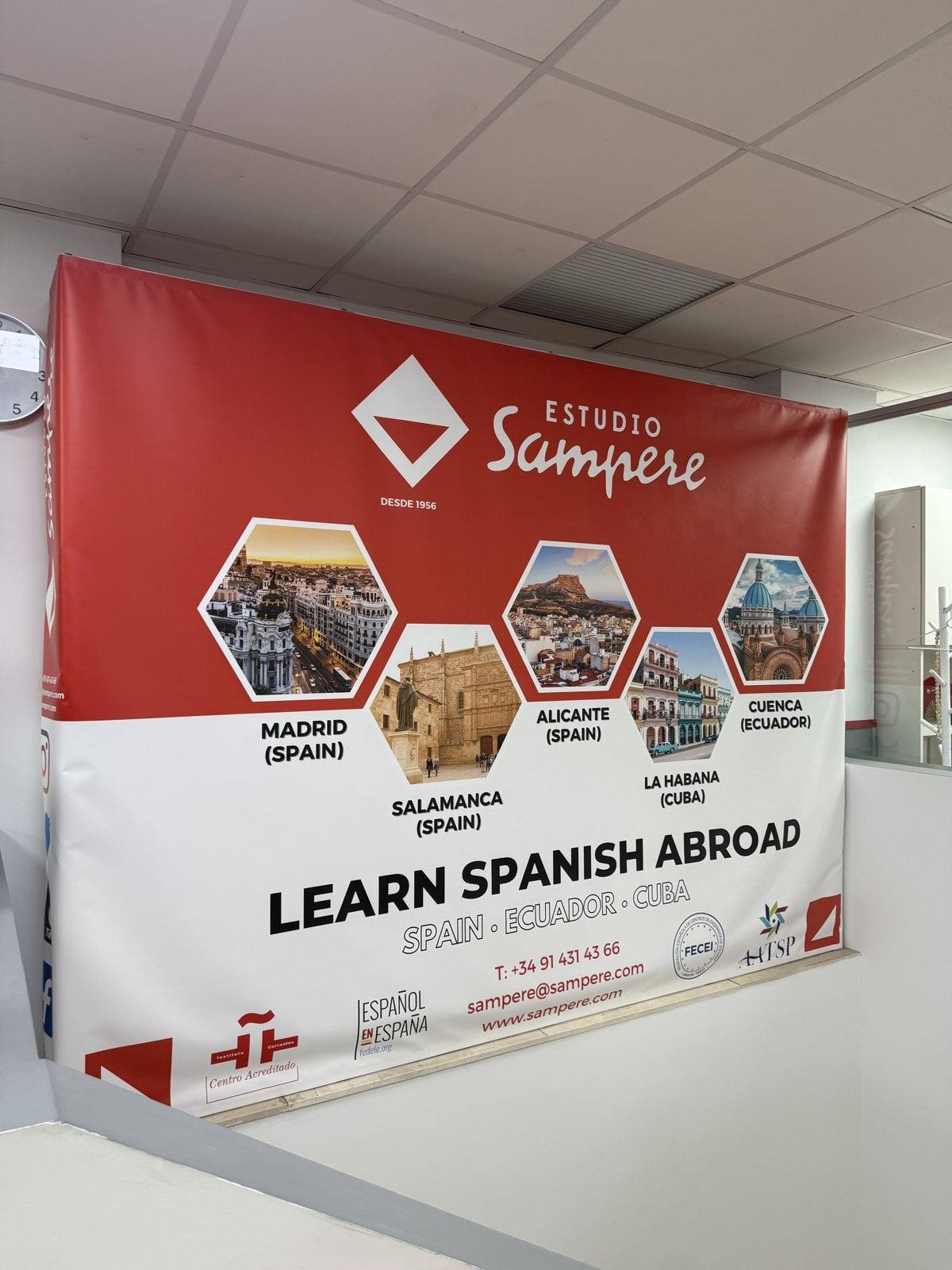 Estudio Sampere マドリード校訪問時に撮影した、スペイン・エクアドル・キューバの拠点を紹介する幕