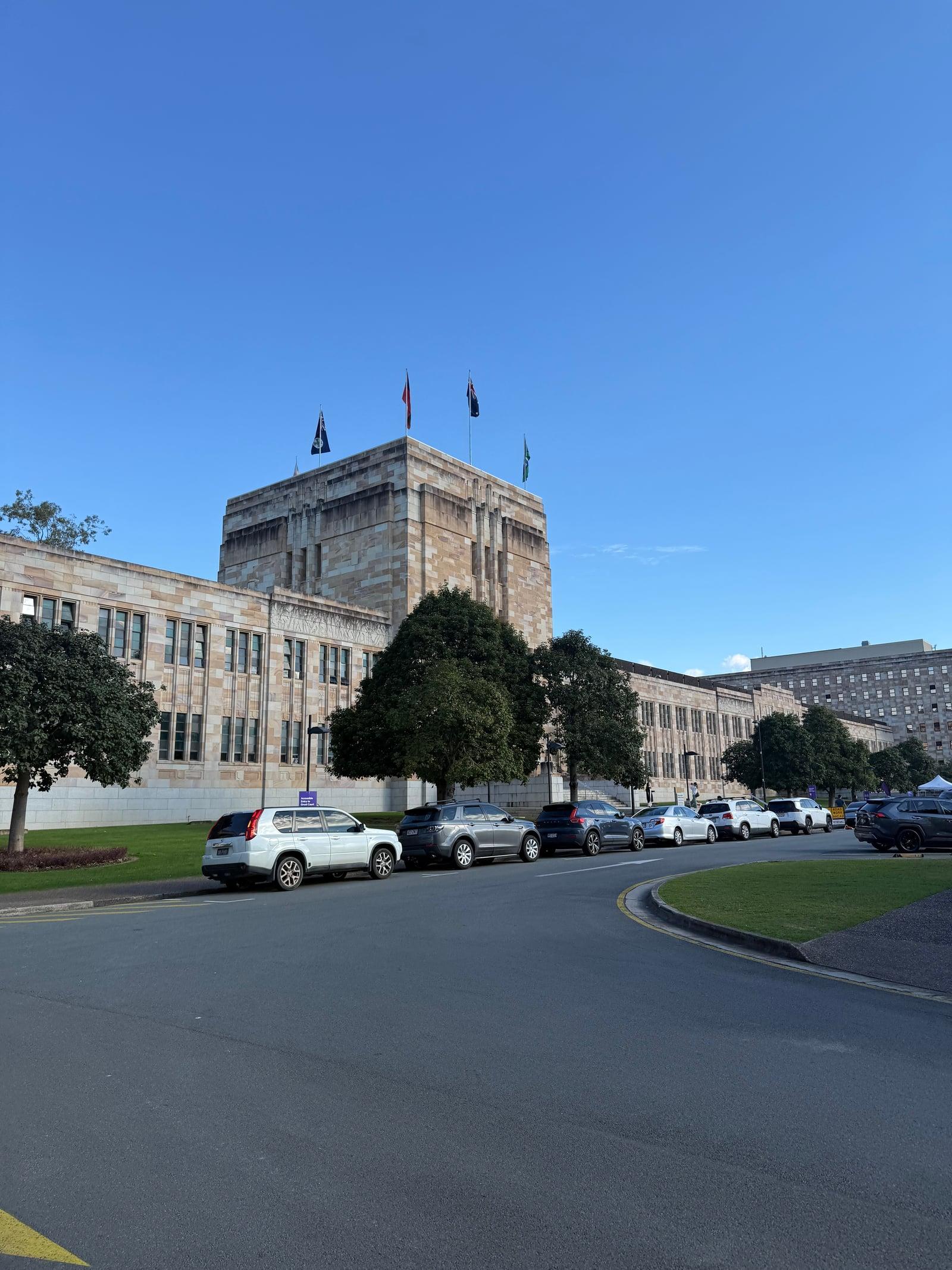 クイーンズランド大学訪問時に撮影した、砂岩造りの本館「Forgan Smith Building」