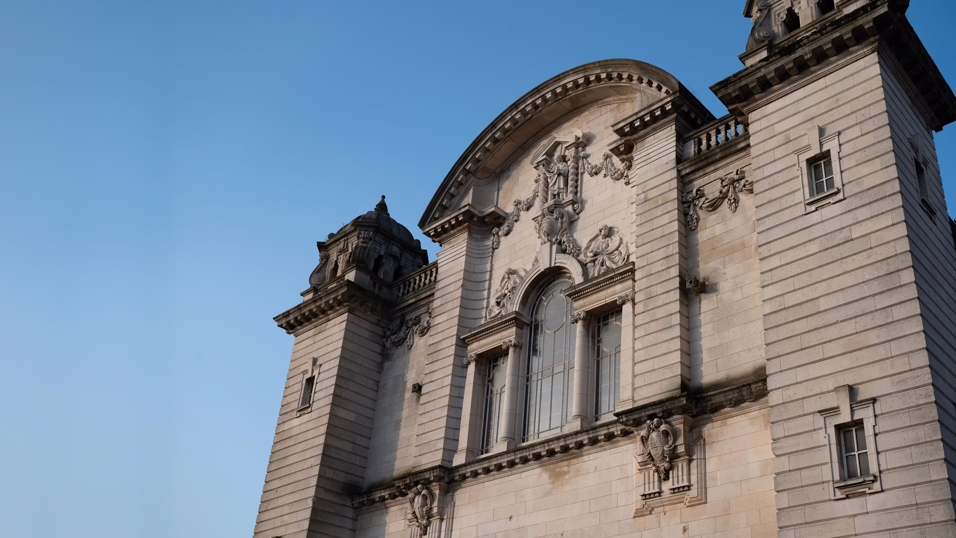 カーディフ大学 メインビルディングと青空